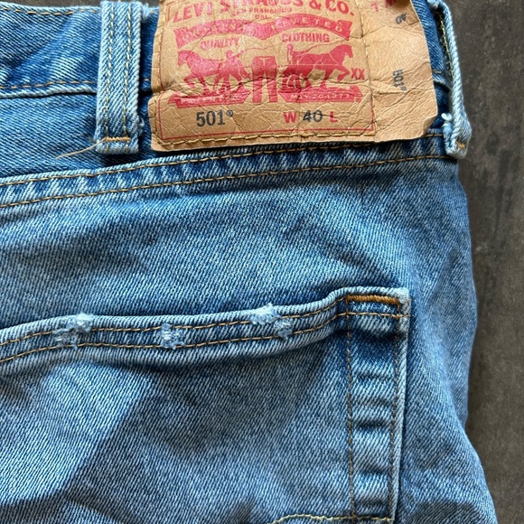 Men's  Levi's Jorts or Jean Shorts w/Distressing Under Right Pocket & Left Leg - Picture 3 of 3